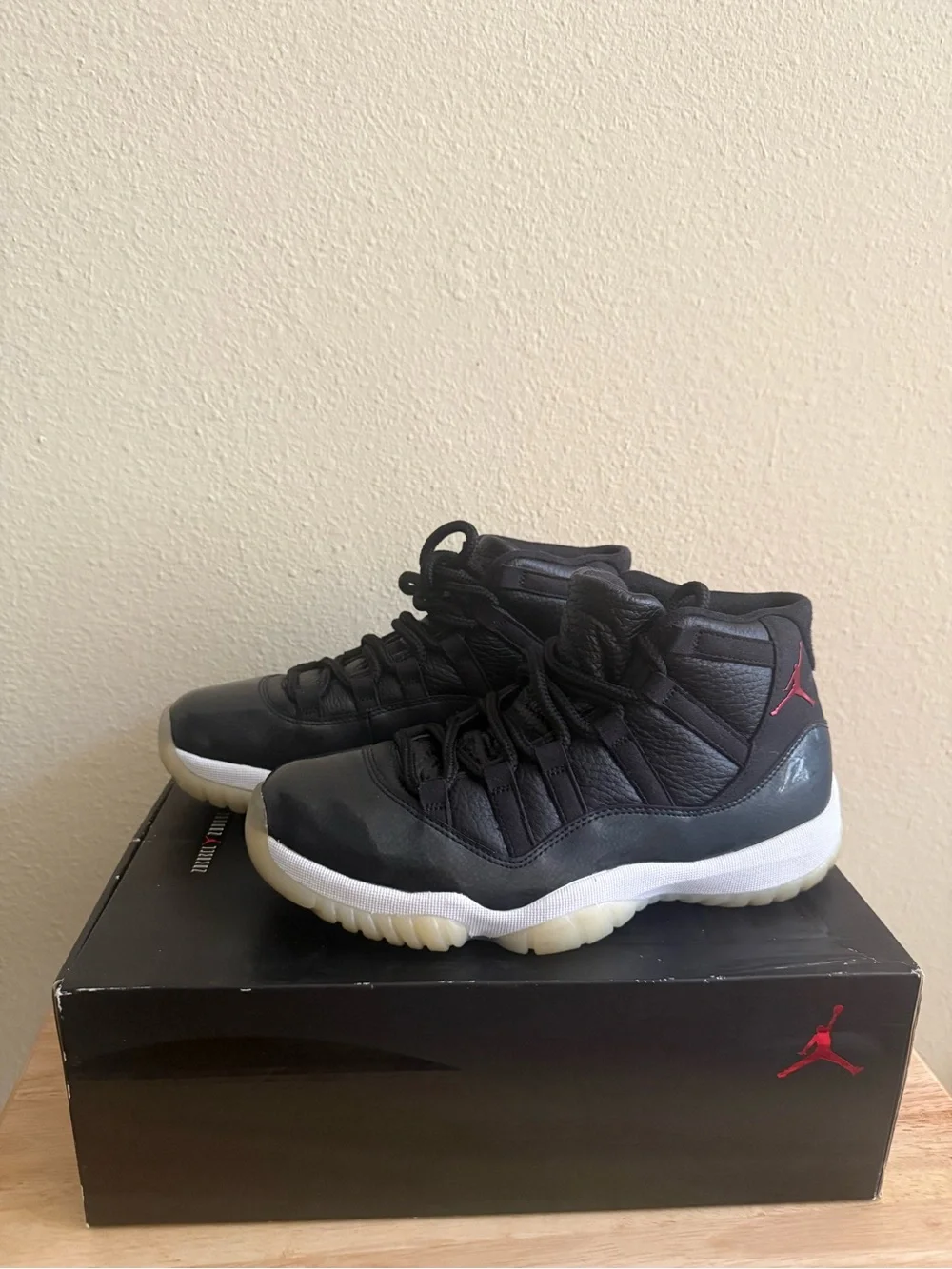 Air Jordan 11 Retro “Bred” (2019) – Men’s 7.5 / Women’s 9